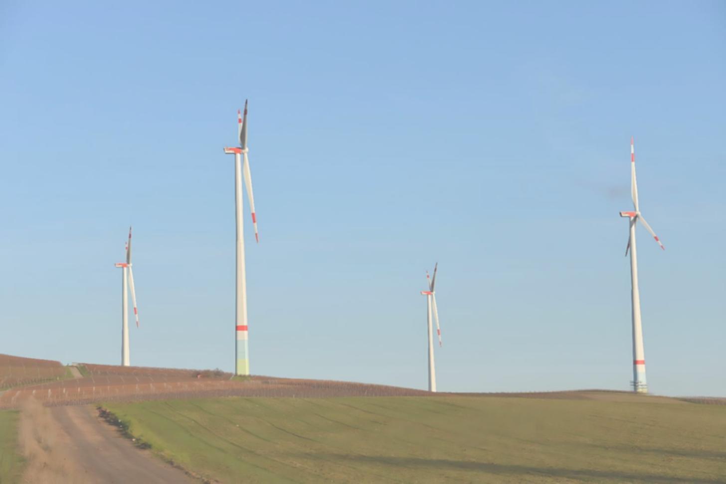 Vue panoramique d'un barrage hydroélectrique avec réservoir